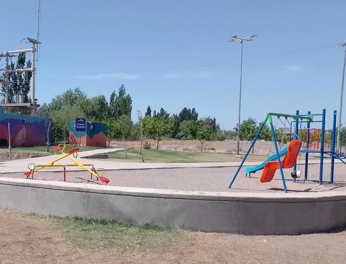 Apartamento Departamento amueblado a estrenar con capacidad hasta 6 personas incluye camas,ropa de cama , vajilla completa, artefactos de cocina eléctricos, smartTV, 3 habitaciones , 2 Baños, patio con churasquera y cochera hasta 3 autos Mendoza